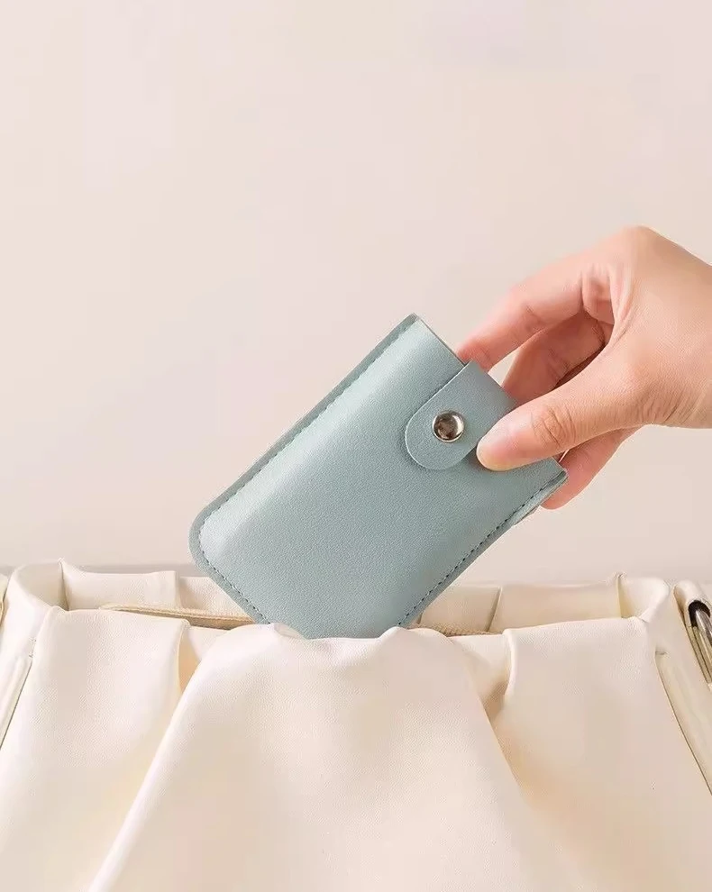 

Складной скрытый держатель для карт с несколькими отделениями, ремешком из искусственной кожи, кнопкой-защелкой и выдвижным отделением для визиток.