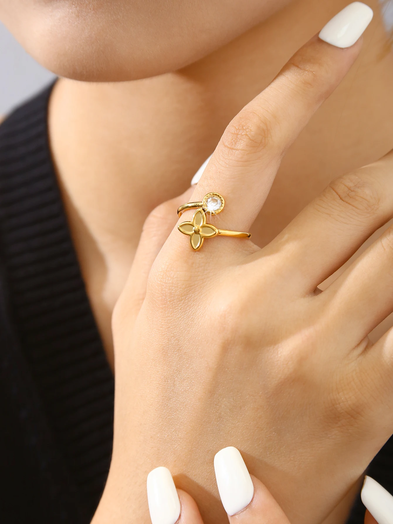 Ins Fashion مزاجه الرجعية الفولاذ المقاوم للصدأ 18K مطلية بالذهب مع الماس جولة أربع أوراق البرسيم زهرة خاتم الإناث