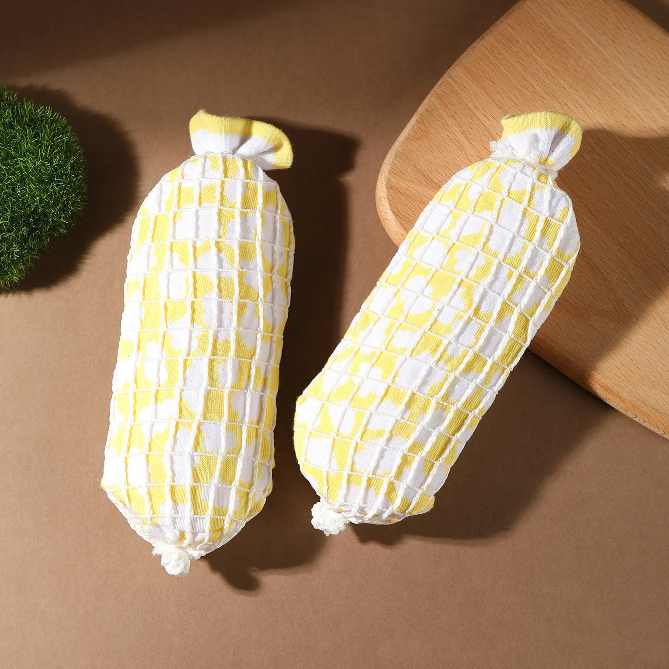1 Pair of Unisex Mid-Calf Socks, Novelty and Fun Corn Cob Gift Box Socks, Creative Socks, Fashionable and Trendy Style, Comfortable and Breathable, Suitable for Parties, Casual Wear, Valentine's Day, Halloween, Birthdays, Christmas, New Year, Thanksgiving, Autumn and Winter, All-Season Styles, Creative Gift Box