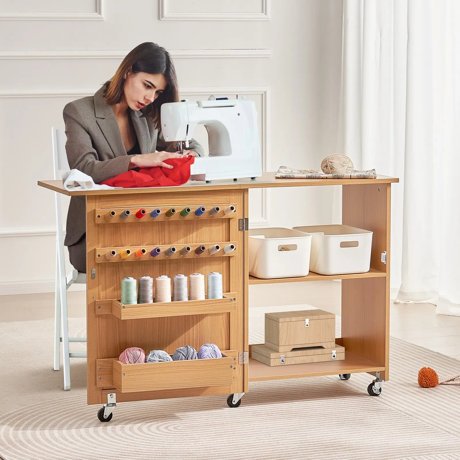 Table de couture pliable en bois 1170x400x778mm avec roulettes, étagères de rangement, compartiments, bâtons en bois, porte magnétique, poste de travail artisanal multifonctionnel pour atelier de couture, maison et travaux manuels