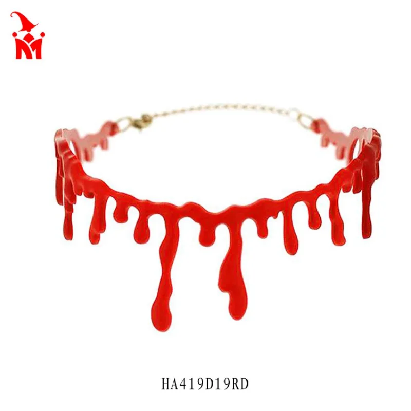 Kostiumy na Halloween w stylu wampira: peleryna, rękawiczki, naszyjnik z krwią i czosnkiem, sztab, odpowiednie do odgrywania ról wampirów.