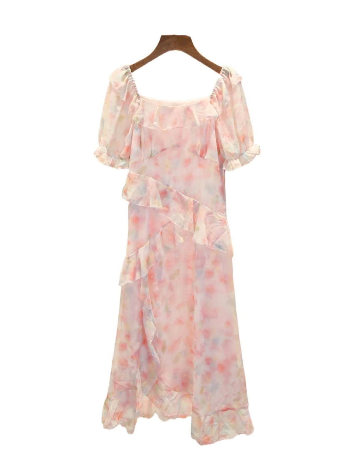 高級感のある夏らしい花柄プリントのスリット入りスクエアカラーAラインロングドレス（ナニューエレ）若いプロフェッショナル女性向け