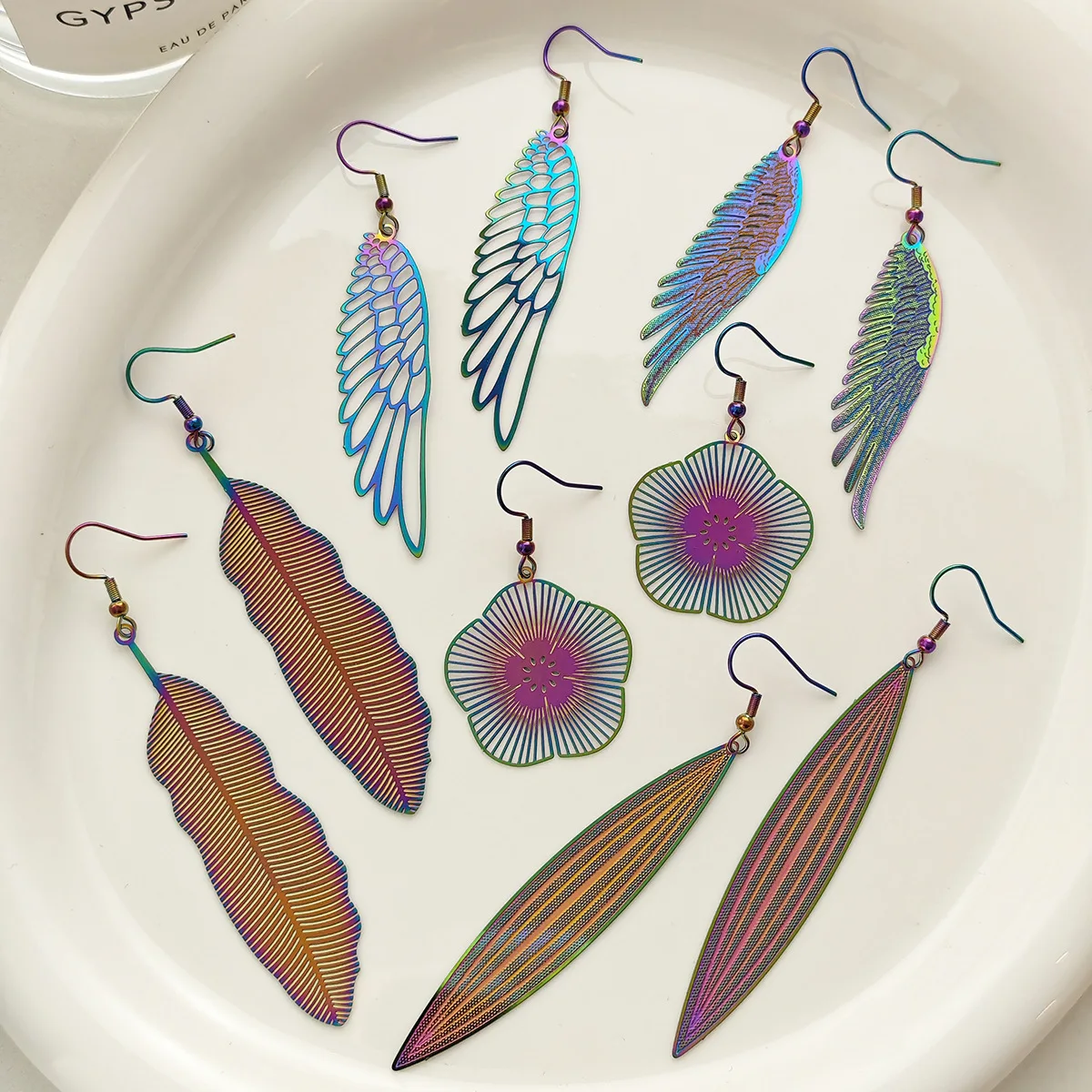 

European and American Popular Retro Dream Color Feather Leaves Hollow Drop Dangle Earrings Trending Jewelry Women 2024