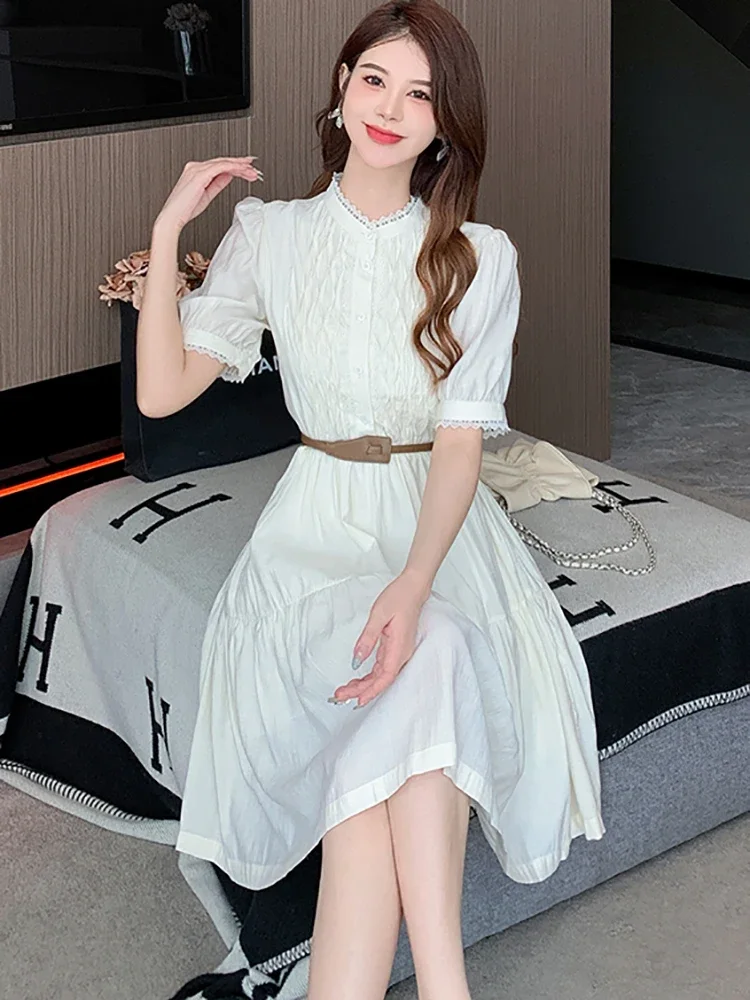 فستان ميدي غير رسمي بأكمام منتفخة من الدانتيل الأبيض الجديد لعام 2025 فستان صيفي أنيق بطيات بأشرطة ضيقة للنساء فستان حفلات كوري أنيق