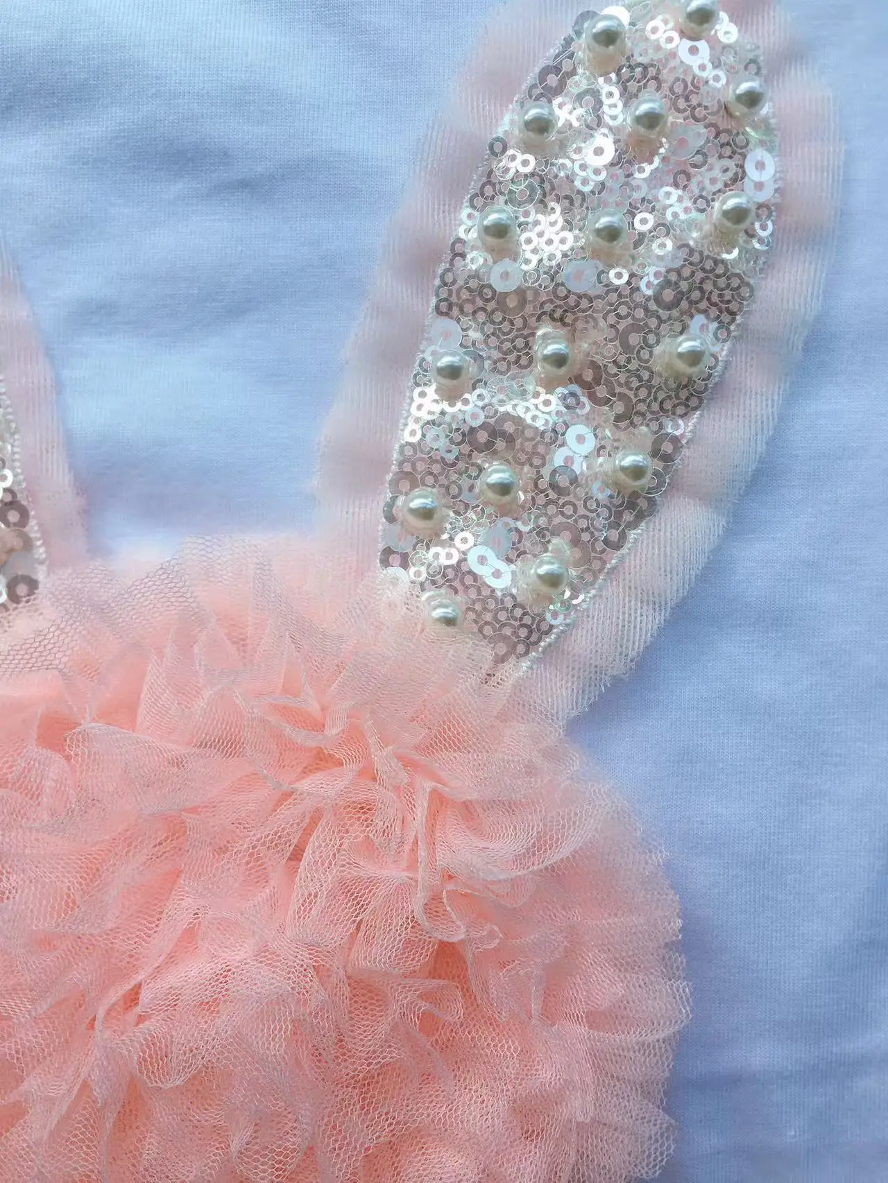 Camiseta blanca de manga corta con lentejuelas de conejo para mujer, camiseta de malla de Color de contraste dulce, camiseta de conejo de flores lindas, camisetas de verano