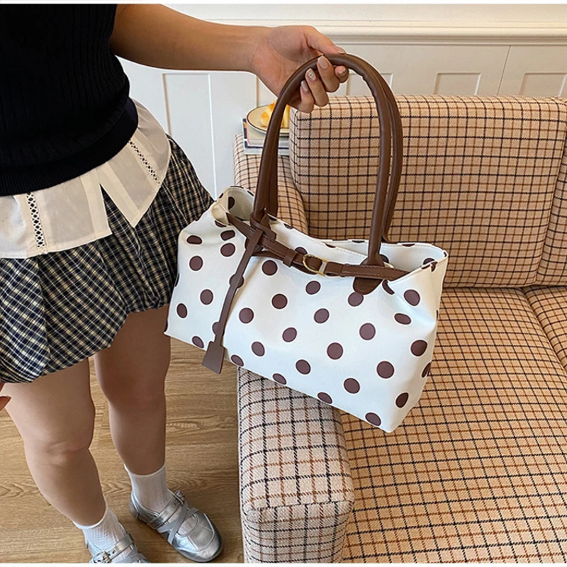 Neue koreanische stilvolle gepunktete Tragetasche, personalisierte lässige Schultertasche mit Gürteldekor, einfache, vielseitige Pendler-Unterarmtasche – Detail 14