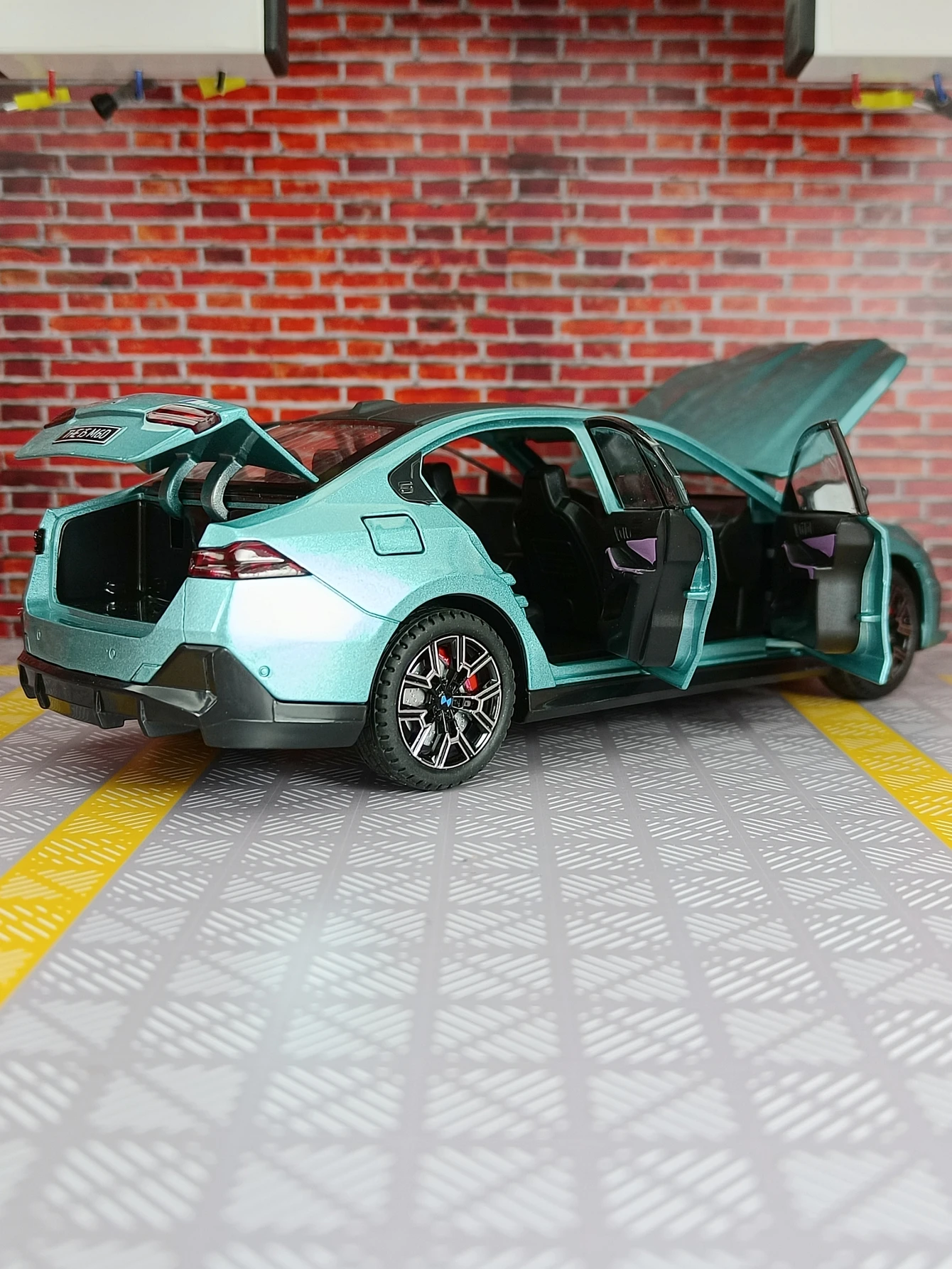 Adorno de modelo de coche de aleación BMW i5 1:24, puertas y capó de motor, el maletero se puede abrir, regalo de sedán guerrero