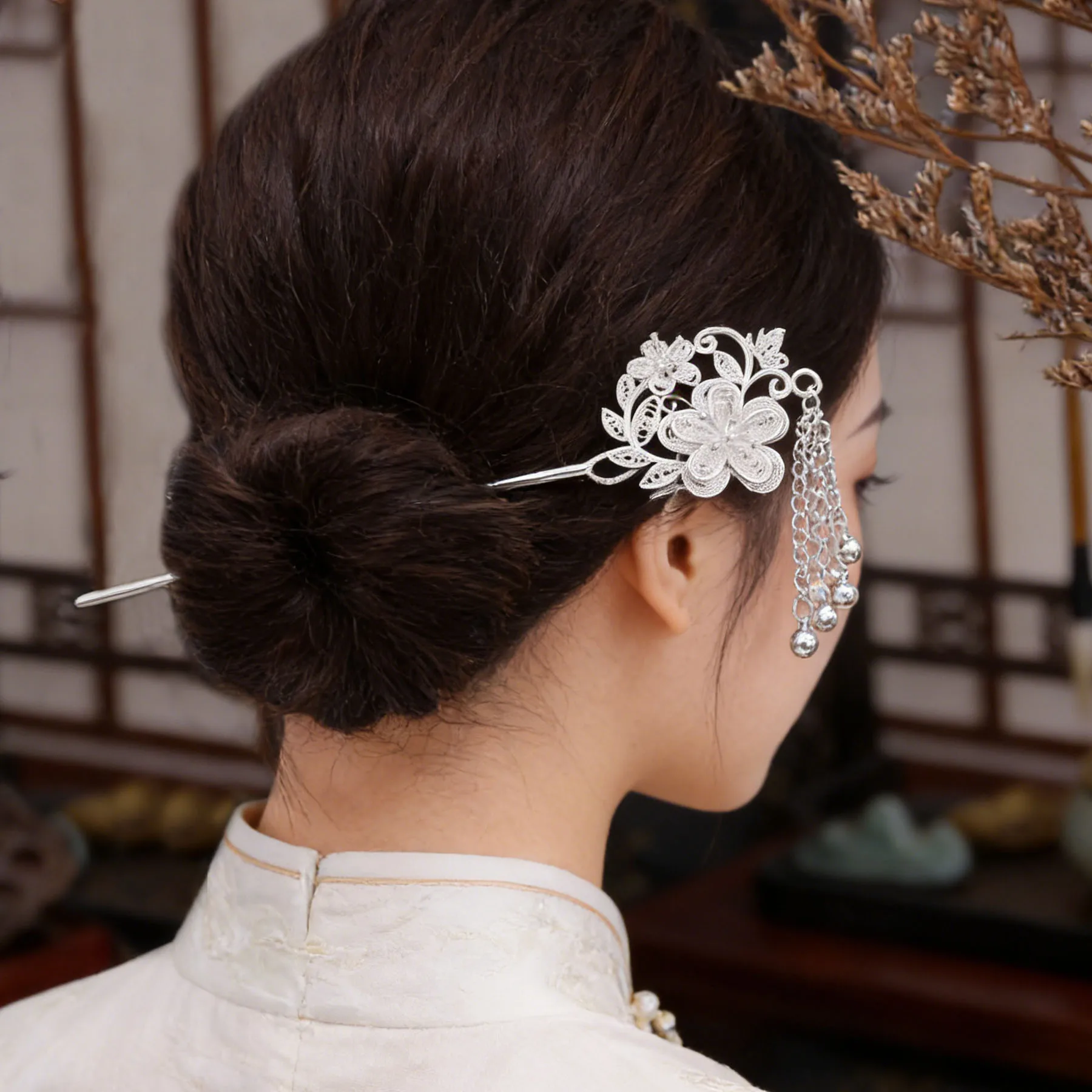 

Hot Sale White Silver Women's Hairpin Tassel Ancient Alloy Carved Flower Step-Rock Qipao Hanfu Female Elegant Jewelry Accessory