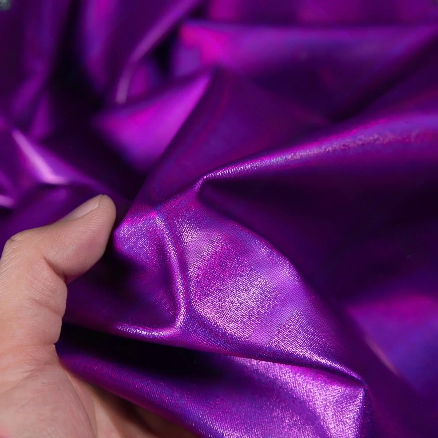 Tessuto Spandex iridescente viola lucido elastico per materiale da cucito fai da te abito da sposa indumento largo 150cm venduto al metro