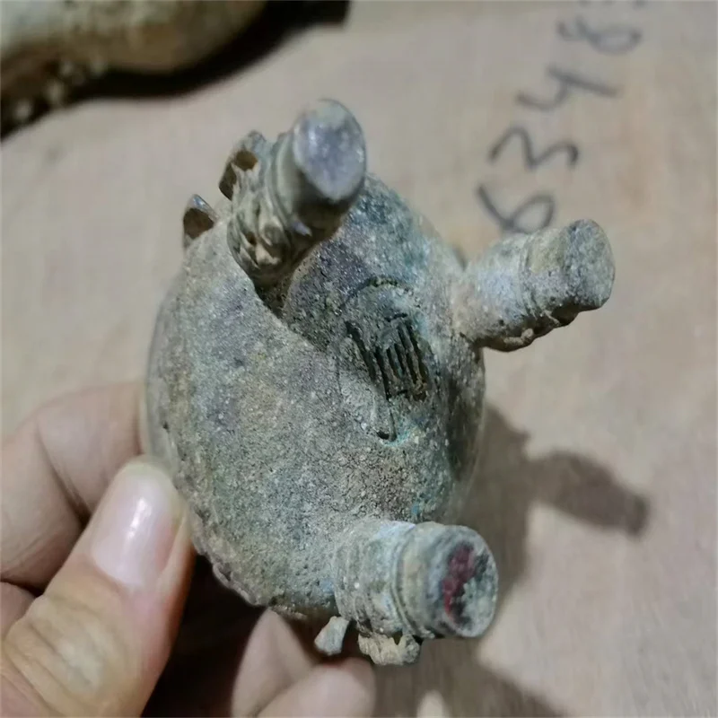 Old Bronze Be unearthed, China Copper Two ears Embossed pattern Ding