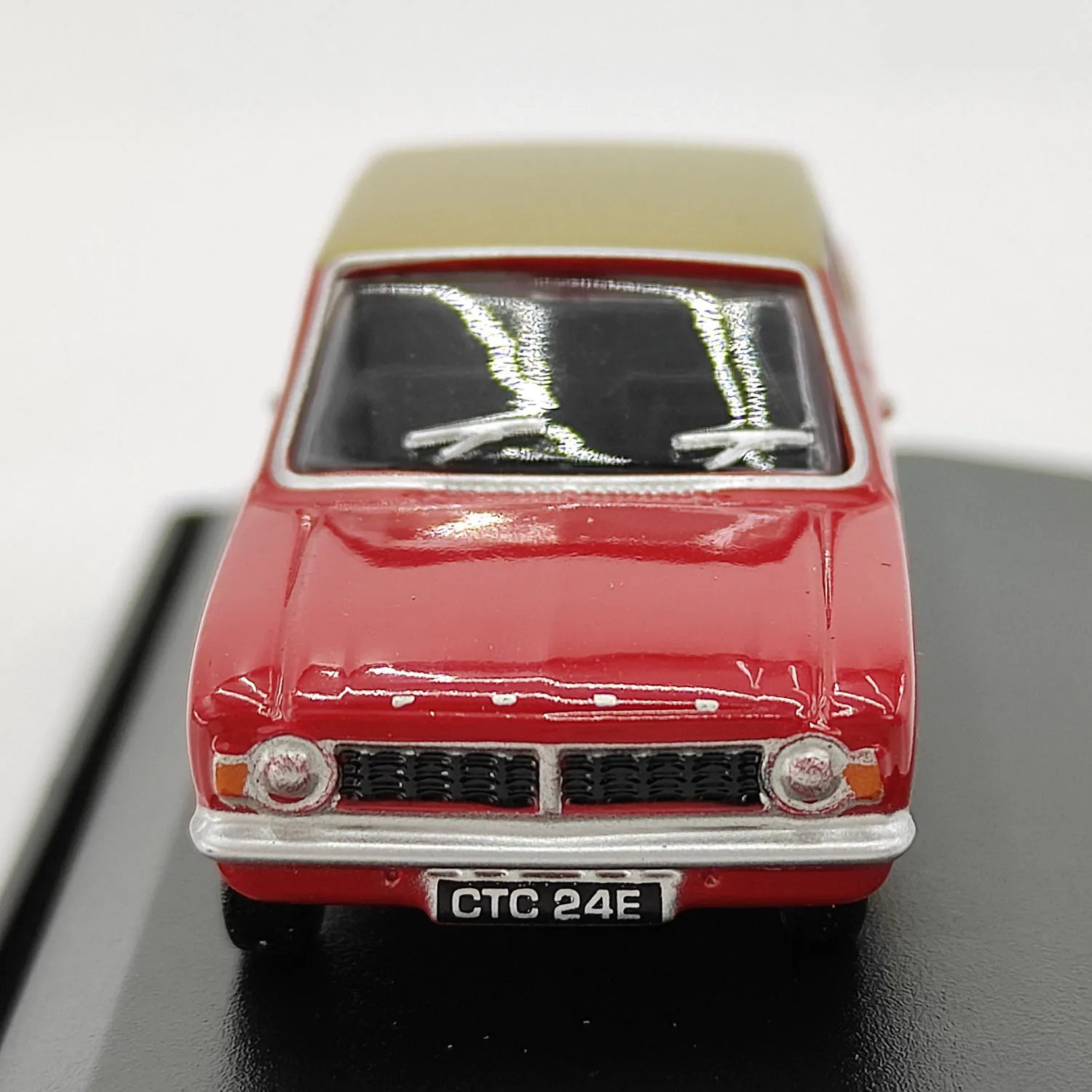 Diecast OXFORD 1/76 Scale Cortina MKll Red Car Model Collectible Toy Gift Souvenir Display Ornament