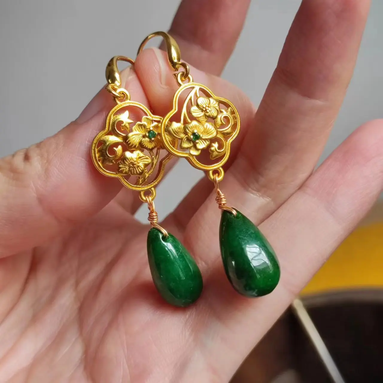 1pcs/lot Enamel color cloisonné drop glaze inlaid with green dry green jadeite jade teardrop earrings original new product taki