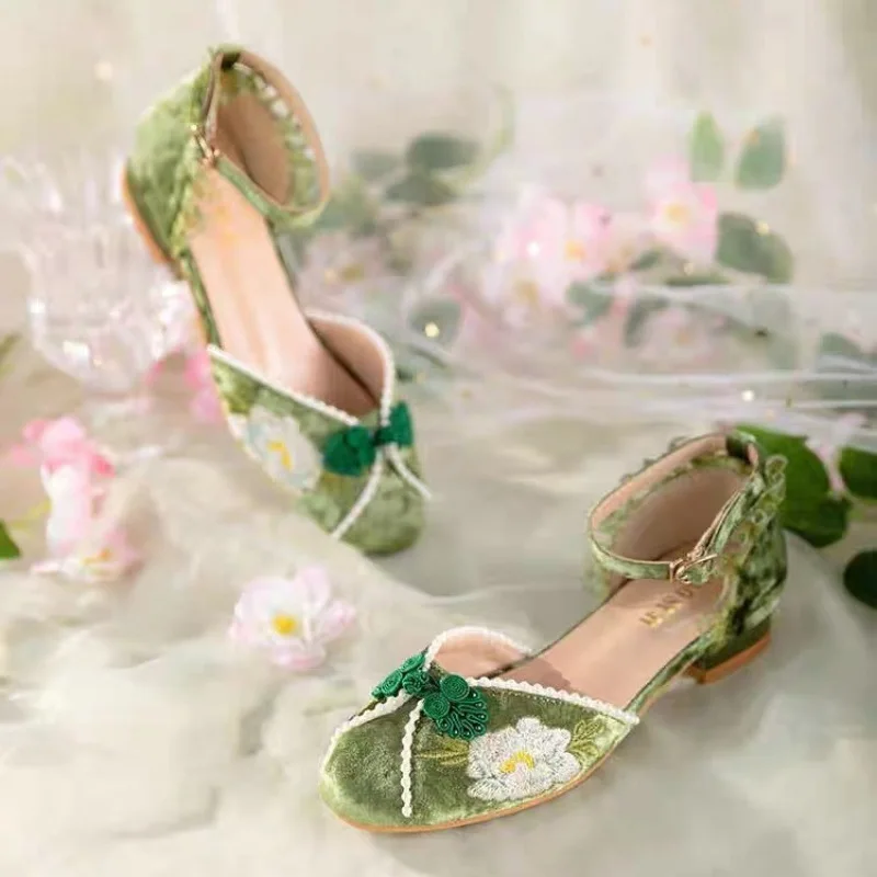 Scarpe singole Qipao verdi tacchi alti ricamati scarpe da donna con perle di fiori retrò