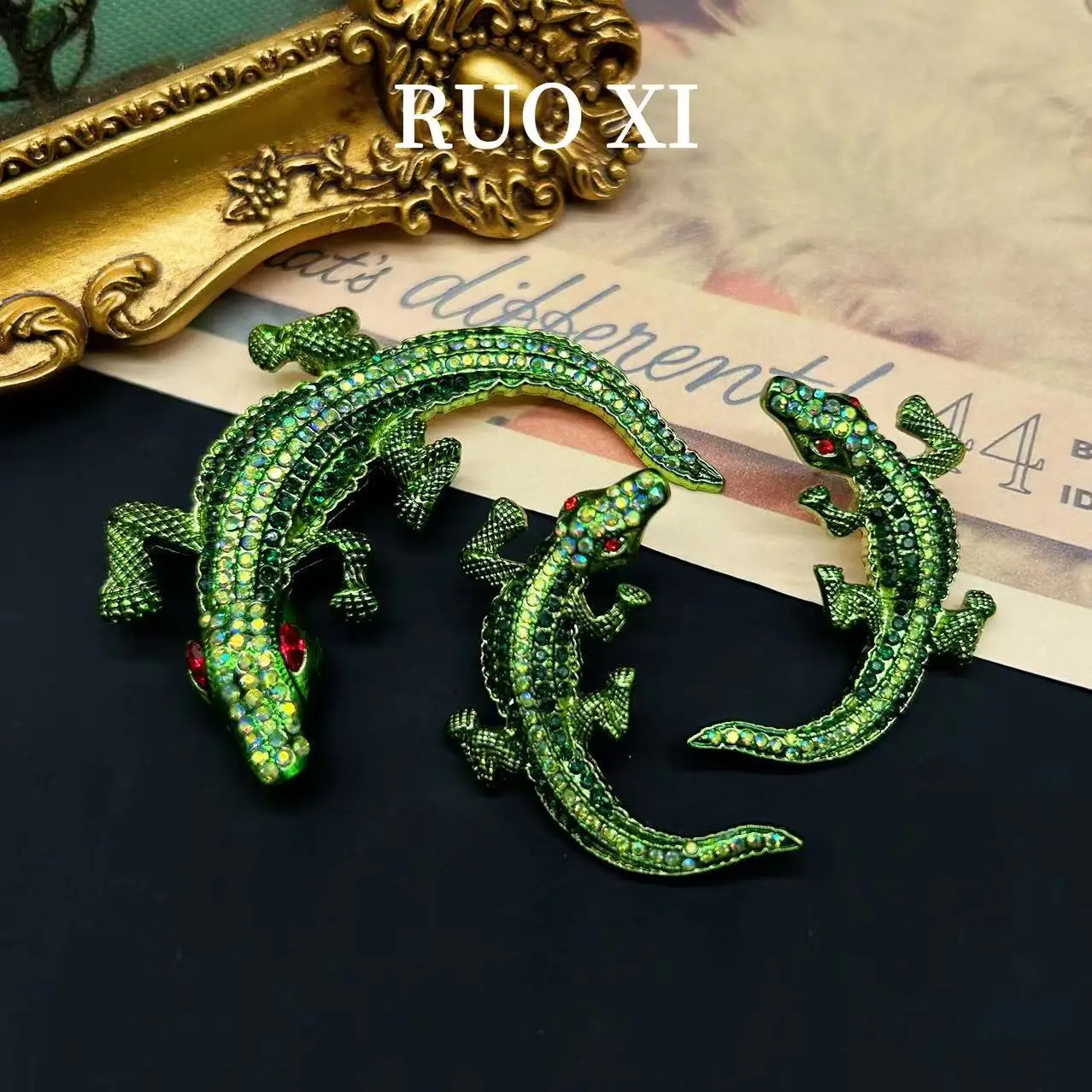 Mid-Ancient Vintage Western Retro Green Diamond Crocodile Earrings Mild Luxury Retro Fashion Suit Brooch