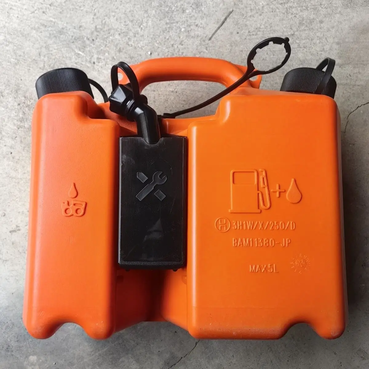 Premium Tractor Special Oil Drum Plastic Oil Drum Garden Power Tool Accessories 2010 Special Fuel Tank Lawn Mower Spare Oil Drum