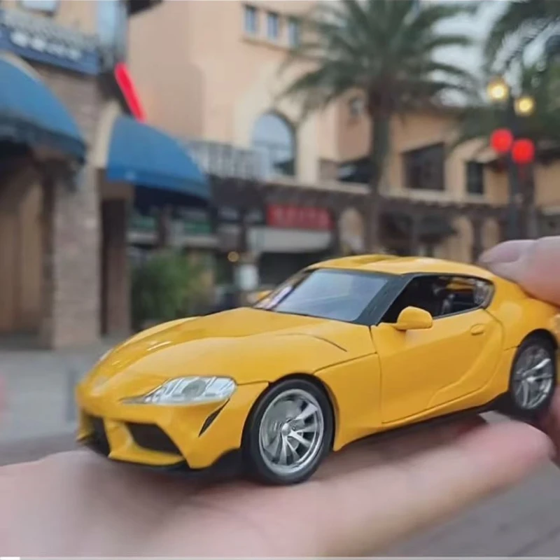 1:32 스케일 휠 다이캐스트 자동차 금속 모델 빛과 소리 모든 새로운 Toyota Supra 스포츠카 풀백 차량 합금 장난감