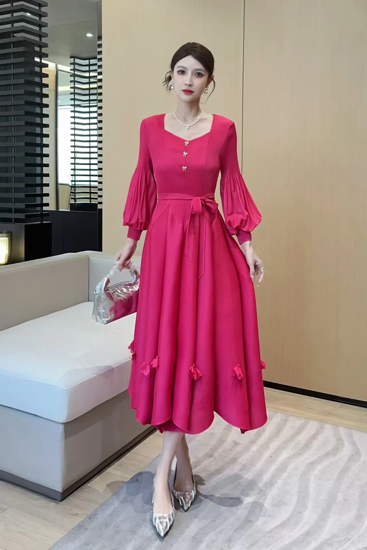 

Miyake Loose Dress Women's Pleated V-neck Waist Temperament Elegant Solid Color Dress 2025 Autumn New