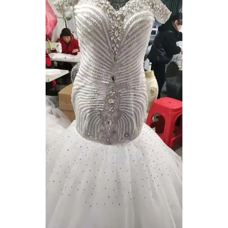 Vestido de novia de sirena de diseñador personalizado, vestido de novia con hombros descubiertos, cuentas de cristales, tul brillante, cola de pez de talla grande, 2025