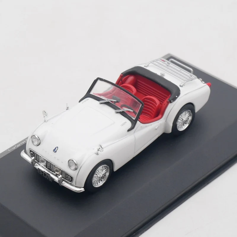 ダイキャスト Ixo 1:43 スケールトライアンフ TR3 1961 合金車モデルグッズおもちゃギフトお土産ディスプレイ飾り