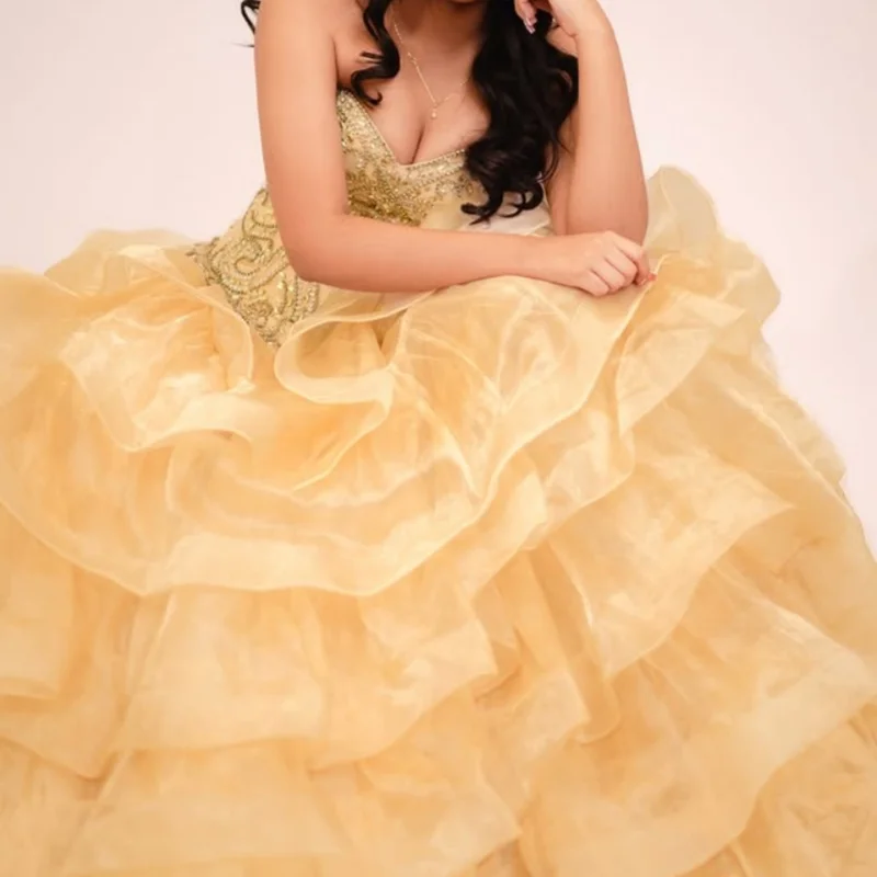 Sukienki Quinceanera na zamówienie, złote, z odkrytymi ramionami, tiulowe, aplikacje, koronka, koraliki, falbany, warstwowe, Vestido De 15 Quinceanera