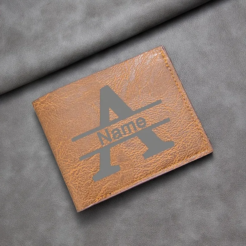 محفظة رجالية من جلد البولي يوريثان تحمل اسمًا مخصصًا مع هدية أولية للزوج والصديق والأب والابن وأعياد الميلاد وعيد الأب