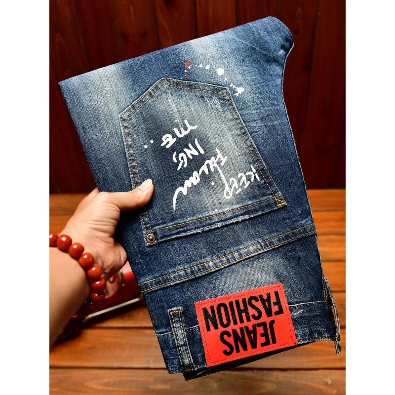 

Высококачественные рваные джинсы с нашивками и принтом для мужской уличной моды, эластичные и красивые облегающие брюки с небольшими штанинами.