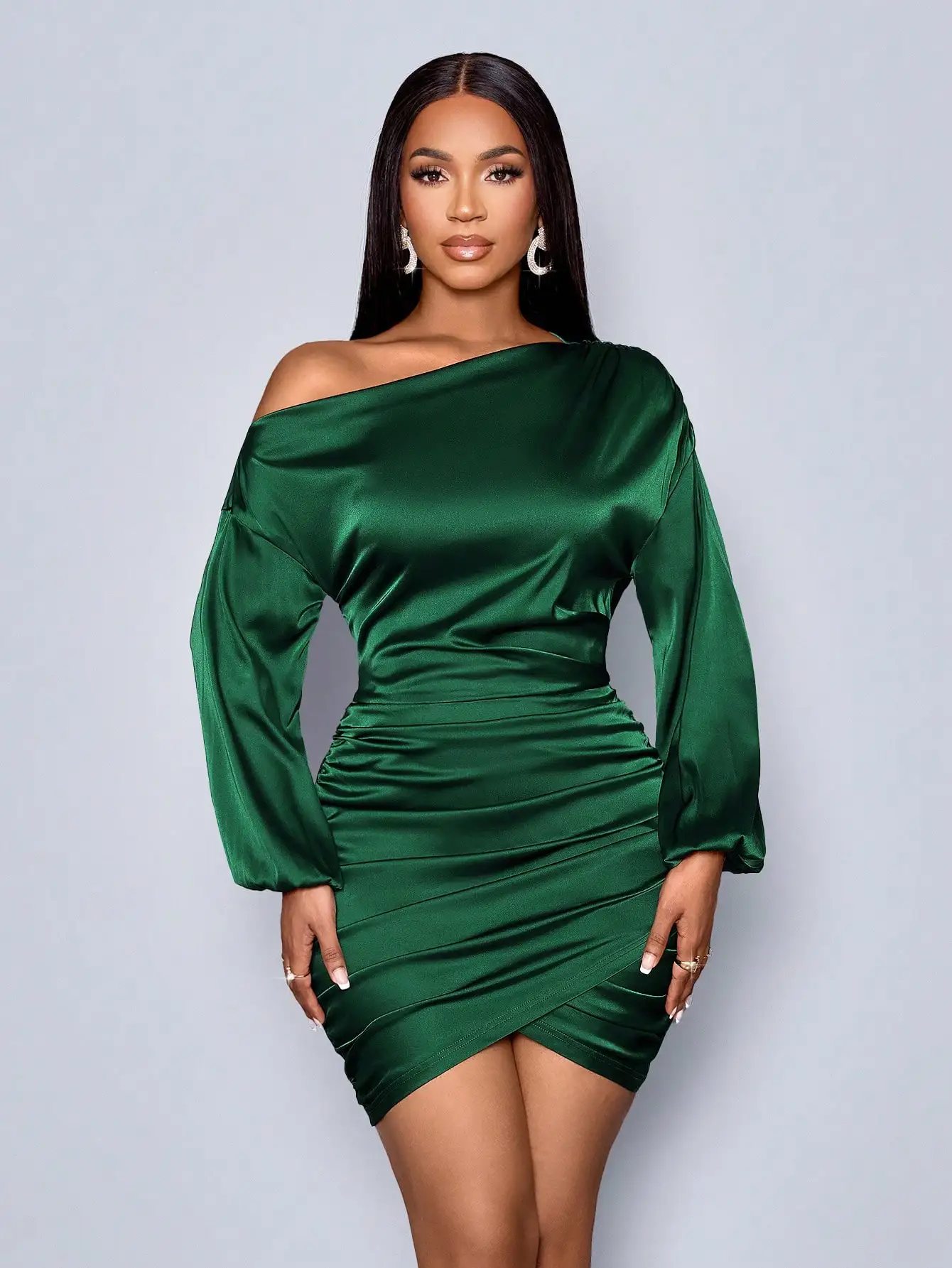 Smaragdgroene satijnen off-shoulder bodycon-jurk met lantaarnmouwen voor feestvakantie Kerstmis