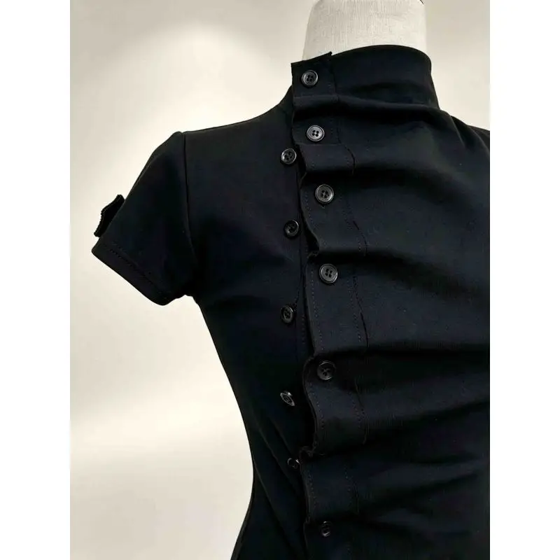 Vom chinesischen Cheongsam inspiriertes, figurbetontes Minikleid, schmales Partykleid im Qipao-Stil mit asymmetrischen Knöpfen und kurzen Ärmeln – Detail 3