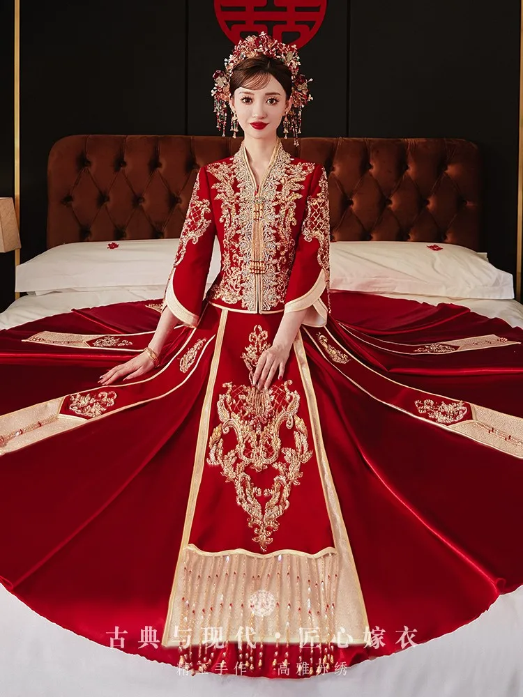 The in a plus-size wedding dress with velvet collar and new style of toasting