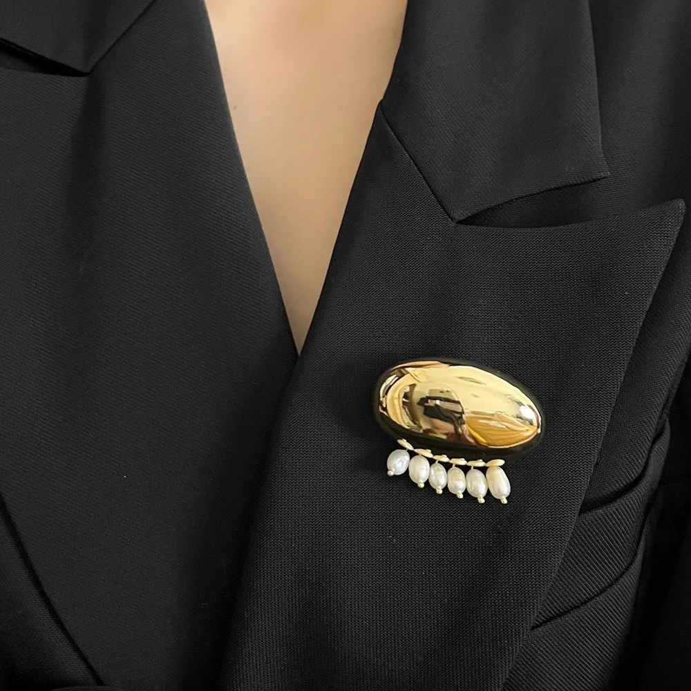 

Metal Glossy Oval Natural Pearl Pendant Brooch for Women Minimalist Exquisite Fashion Suit Corsage Pins Accessory Party Jewelry