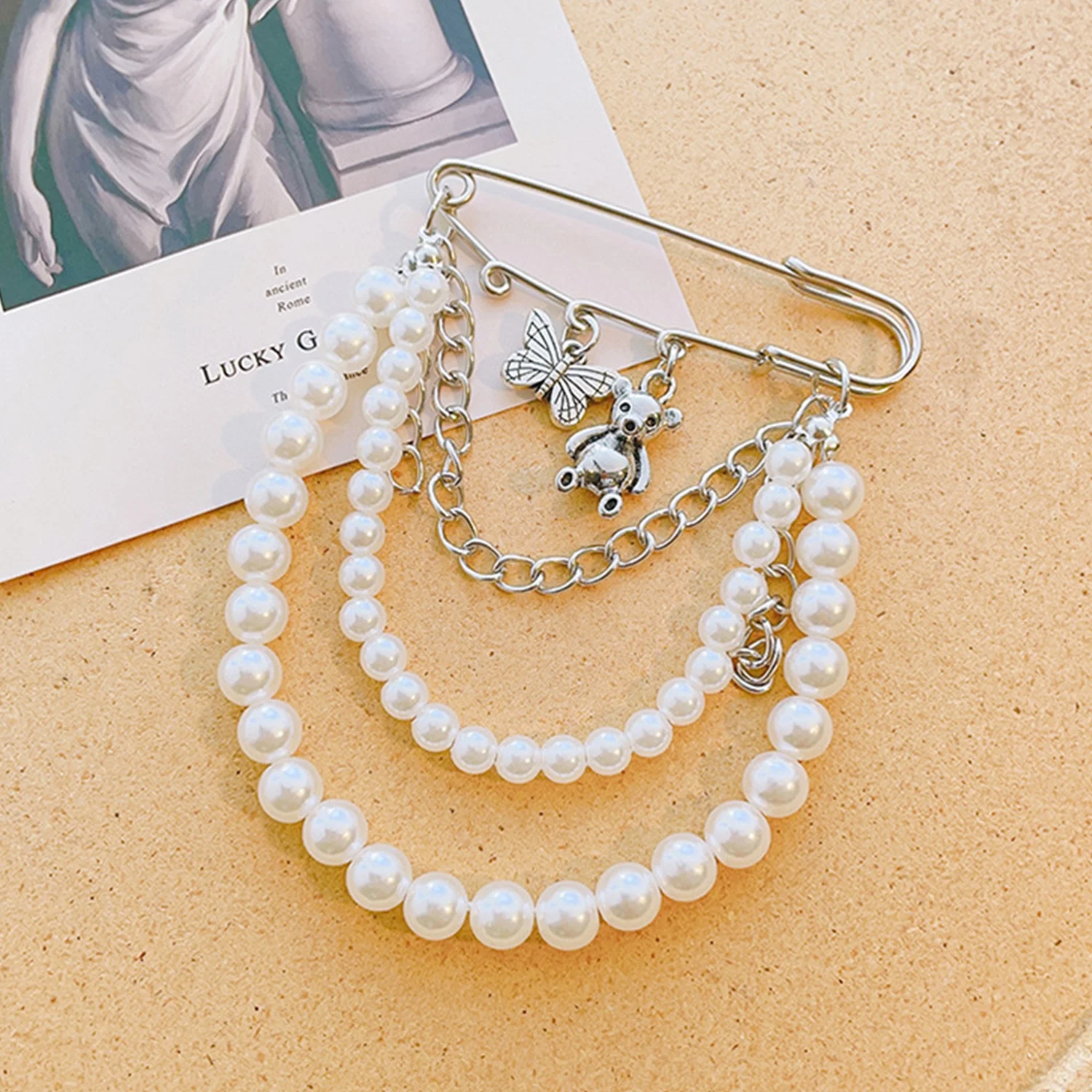 Broche de cadena de perlas de oso de mariposa, accesorios de pin retro de múltiples elementos de moda, accesorios europeos y americanos, nuevo