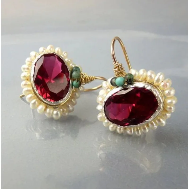 

A pair of hot-selling retro fashion sweet creative personality ladies earrings