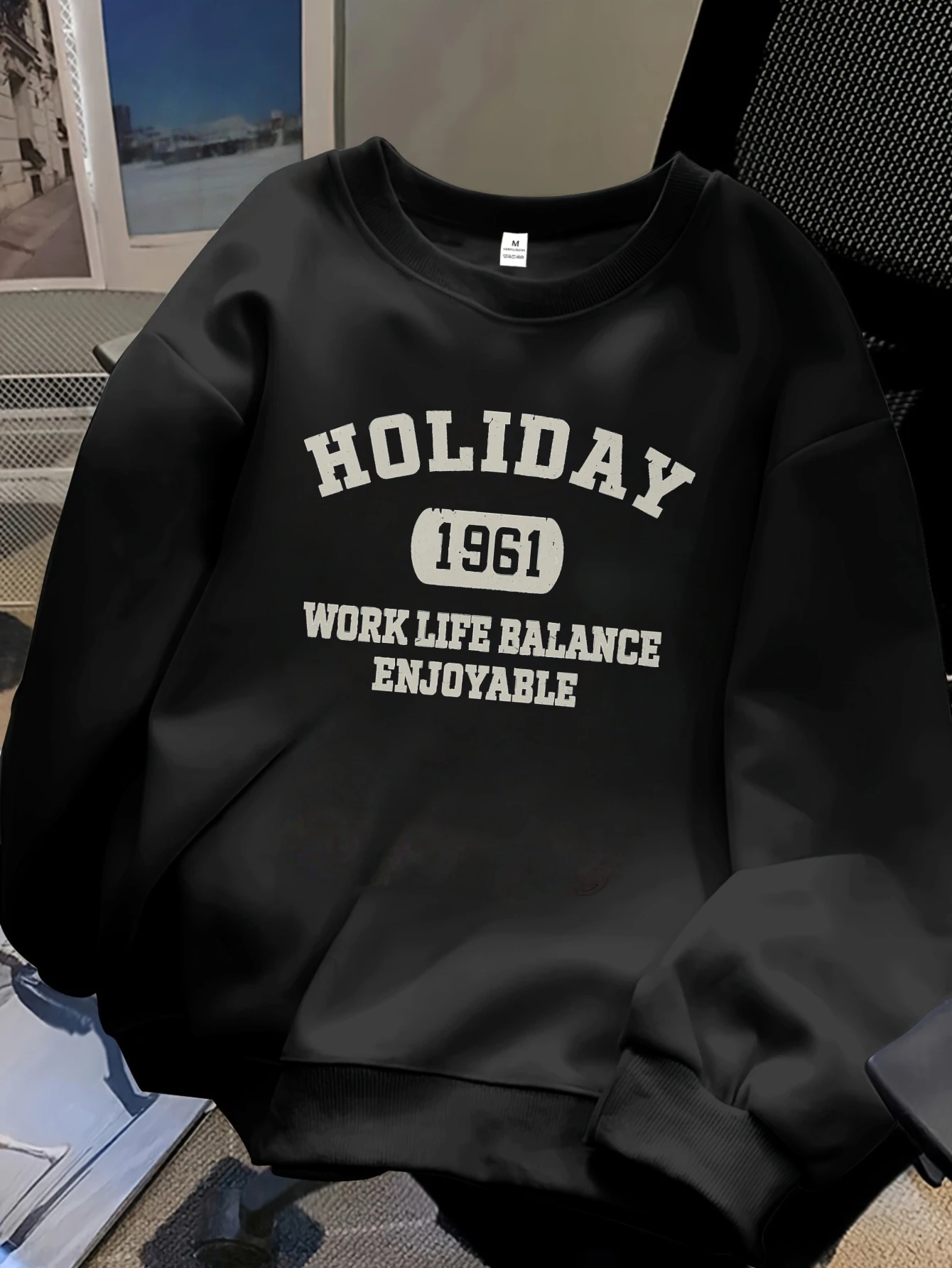 سويت شيرت نسائي كاجوال بأكمام طويلة "HOLIDAY 1981" مطبوع بنمط هندسي مجموعة الخريف والشتاء باللون الأبيض مع حروف سوداء