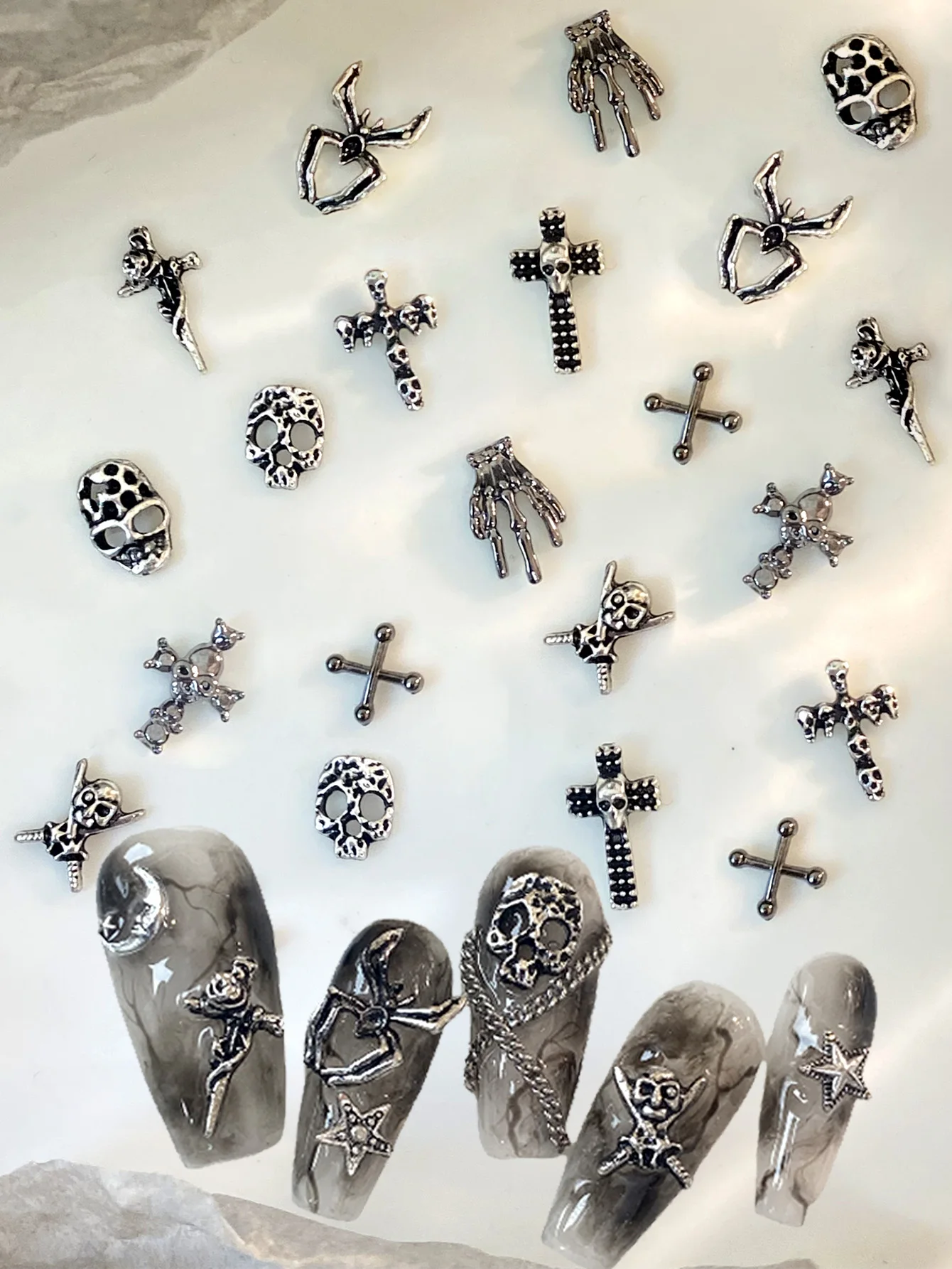 50pcs مزيج تصميم الجمجمة الصليب العنكبوت مسمار سحر 3D الفضة العظام الصليب هالوين DIY مسمار الفن الديكور