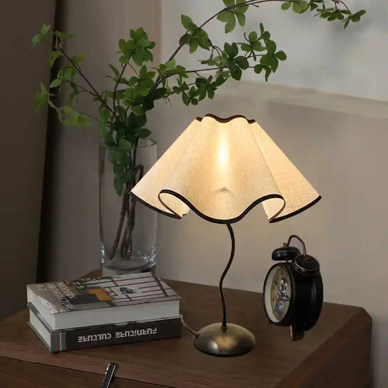 Petal Retro Table Lamp, French Romantic Bedside Light, Minimalist Ambient Lamp for Bedroom & Study Room