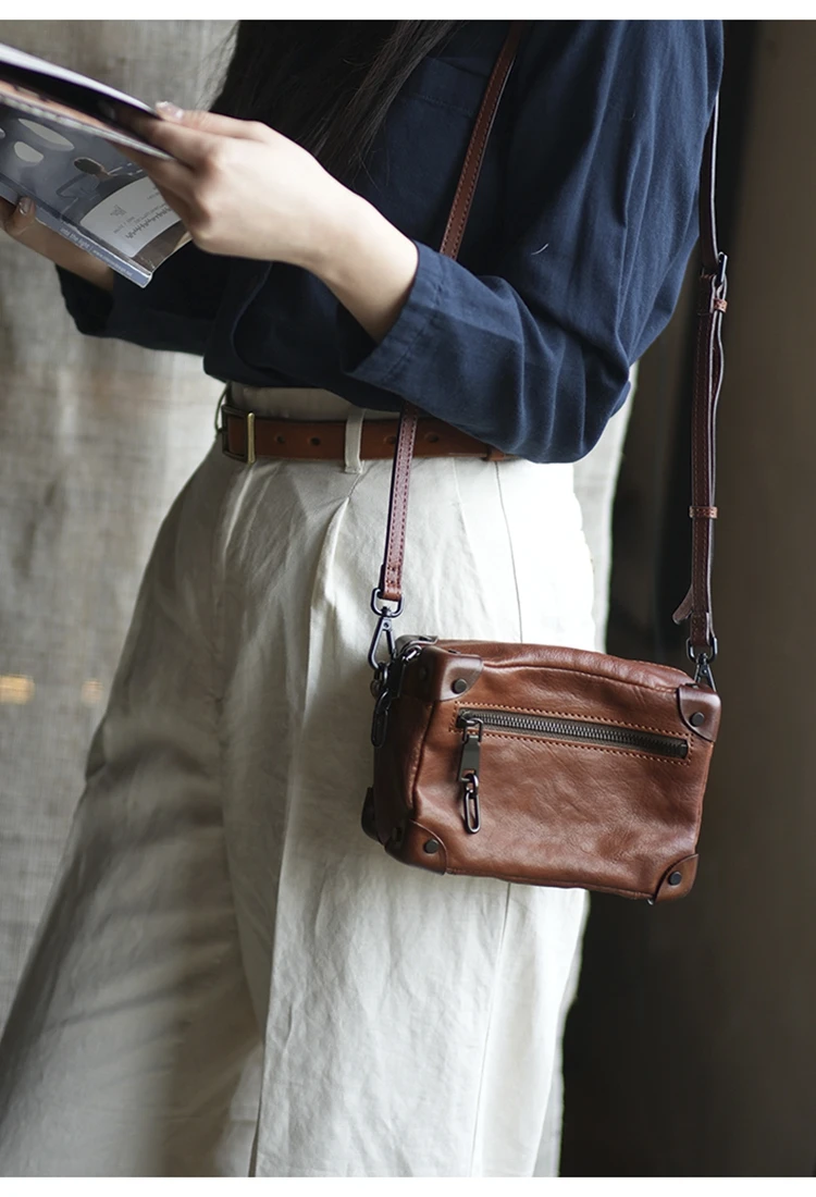 PNDME einfache Vintage-Umhängetasche aus hochwertigem Echtleder für Damen, luxuriöse handgefertigte Rindsleder-Schultertasche für Outdoor-Reisen. – Detail 4