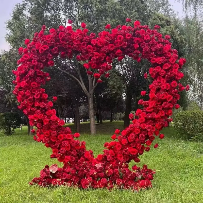 

Heart-shaped floral arches with brackets, artificial rose backgrounds used for wedding stage decoration