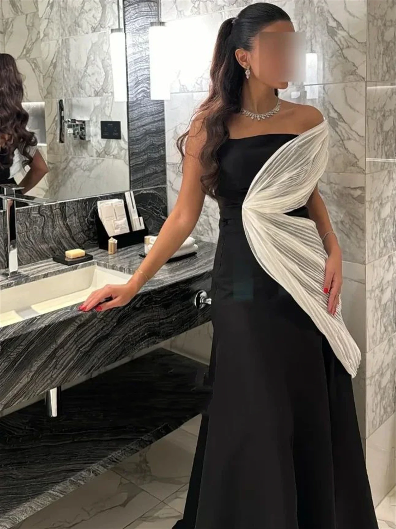 فساتين سهرة رسمية من Meetlove باللون الأسود مخصصة على شكل حرف A بكتف واحد من الشيفون بطول الأرض والدانتيل للنساء