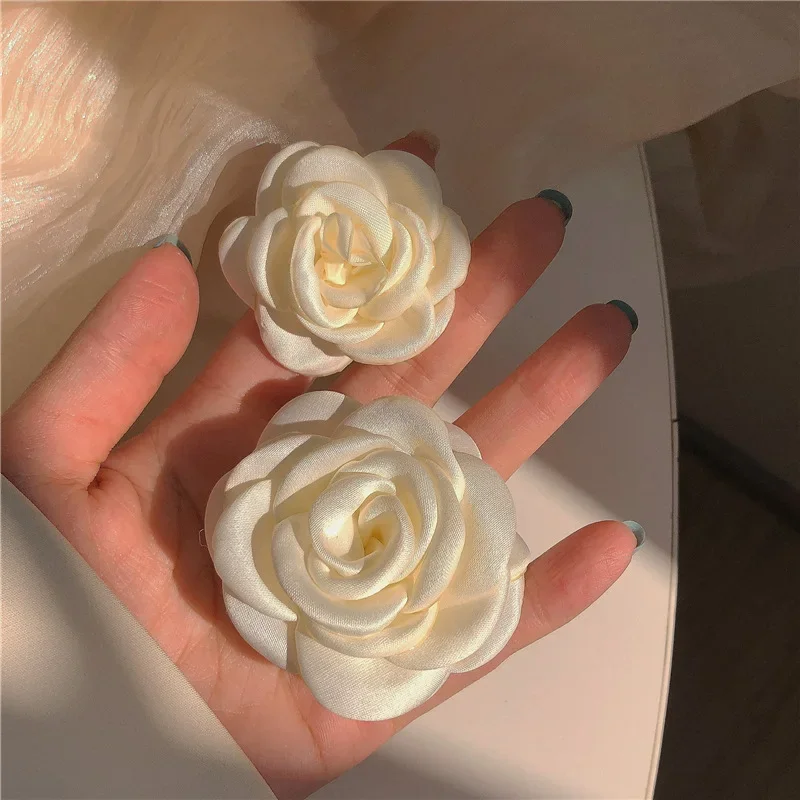 High-end Fabric Camellia Flower Brooch Lapel Pins Korean Fashion Cardigan Scarf Buckle Corsage Brooches for Women Jewelry