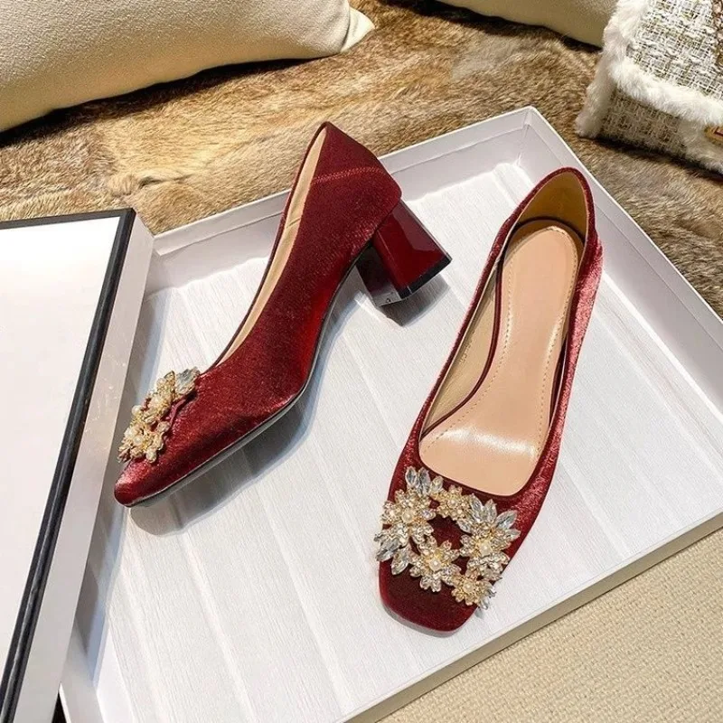 Zapatos de tacón de bloque con punta cuadrada y hebilla cuadrada de terciopelo rojo vino con pedrería para mujer, zapatos de vestir para fiesta de boda nupcial
