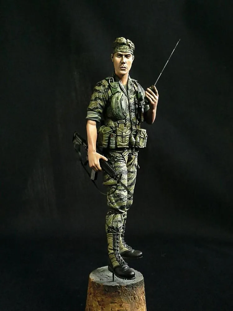 New Unassembled 1/16 111mm man soldier in (Vietnam) 111mm Resin Kit DIY Toys Unpainted resin model