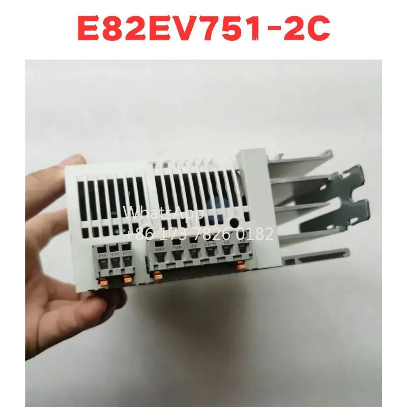 Gebrauchter Frequenzumrichter E82EV751-2C E82EV751K2C, OK getestet