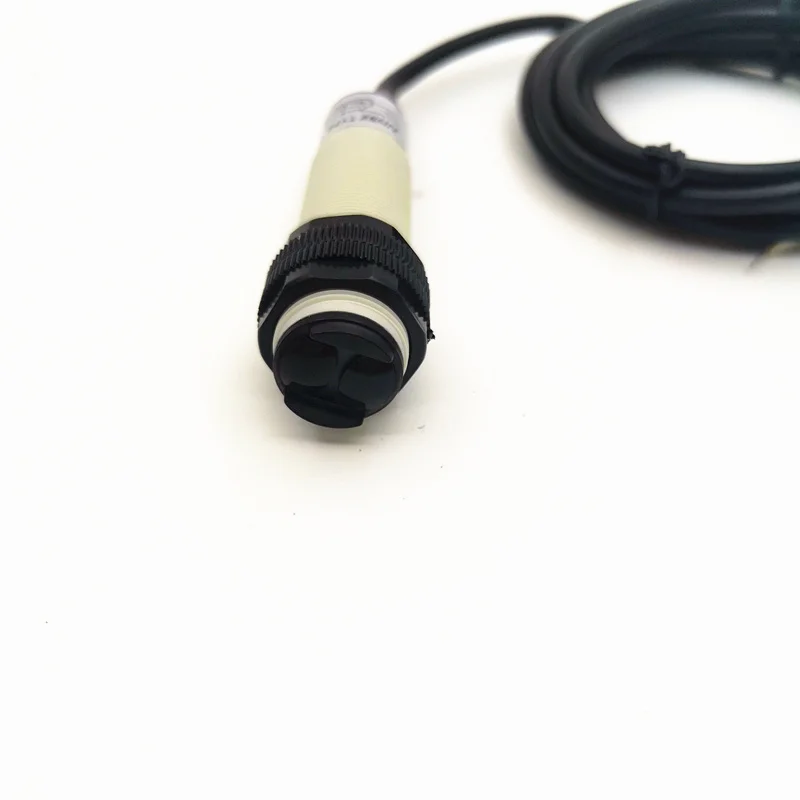 M18 Retroreflective type PNP NO+NC DC 4 wires photoelectric switch Infrared photocell sensor with mirror reflector distance 2m