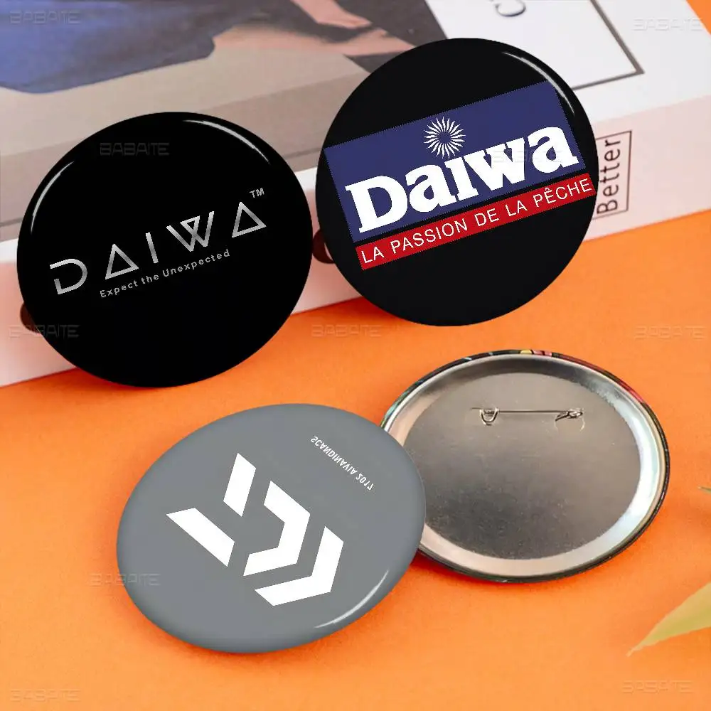 D-DaiwaS Fishing Logo Customizable Soft Button Pin For Women Creative Jewelry Funny Badge Cartoon Lover Hat