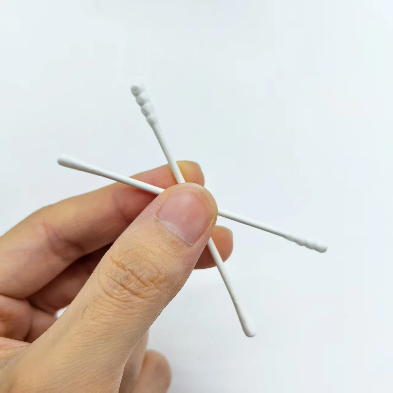 300 قطعة من مسحات القطن ذات المحور الدقيق بطابع كورا بتصميم مزدوج الرأس، تتميز برأس حلزوني ورأس مستدير