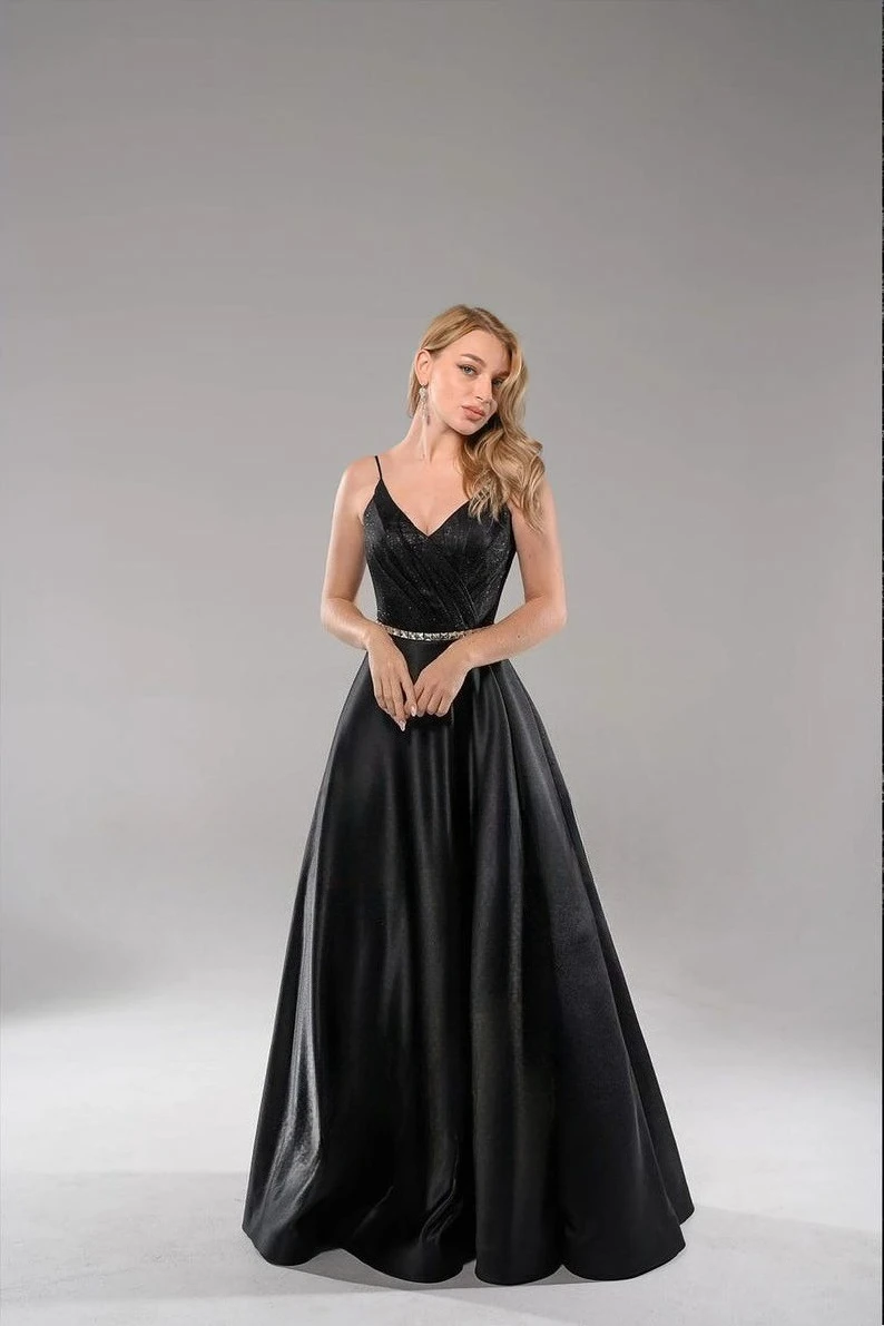 Abito da ballo lungo in raso con scollo a V e spalline per invitati al matrimonio gotico con abiti da sera maxi per la laurea con spacco alto