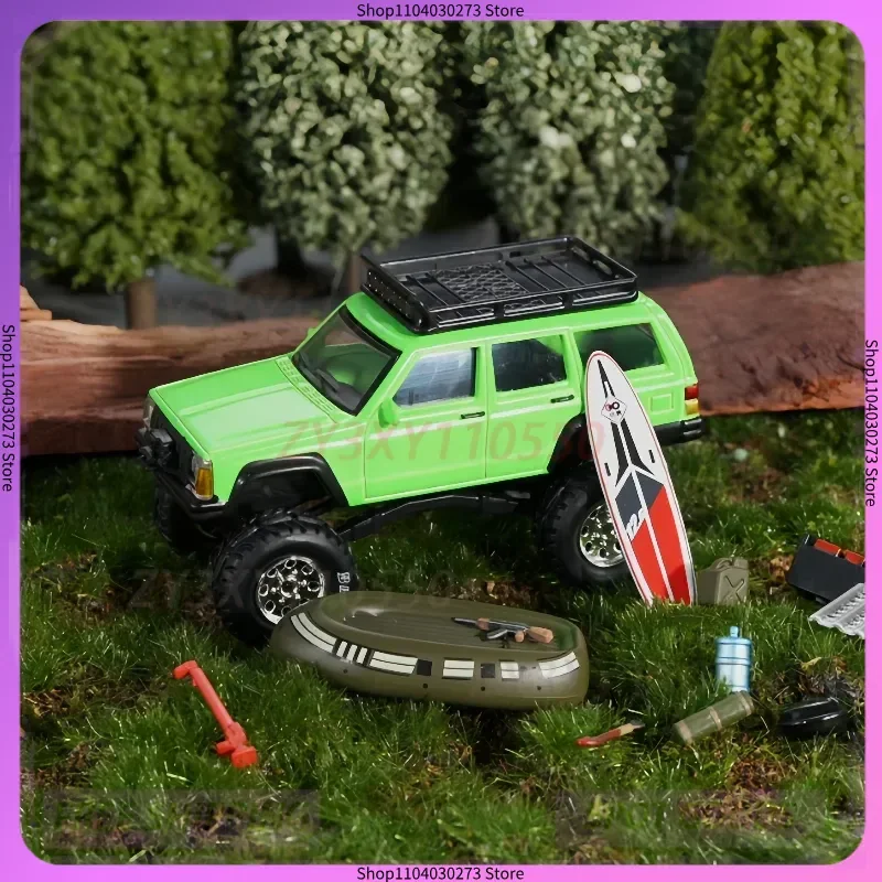Tuoyi xcartoys liga 1/64 cherokee modelo de carro de brinquedo fora de estrada fluorescente verde 190 desktop coleção de moda ornamento brinquedo presente