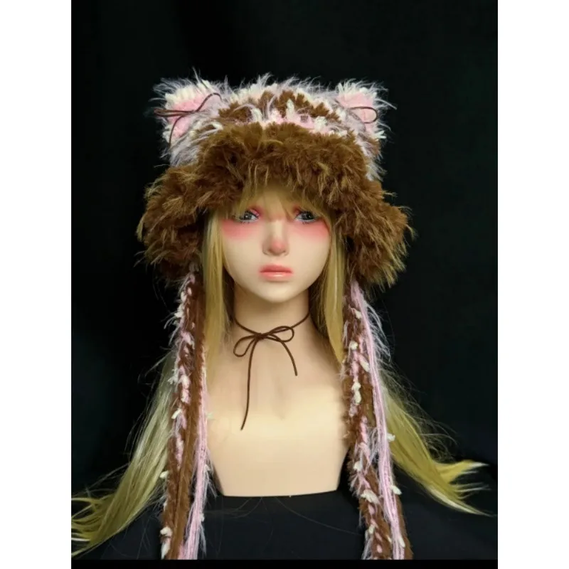 Een handgemaakte winter- en herfstwarme, katvormige oorbeschermers, gemaakt van gebreid pluche garen.