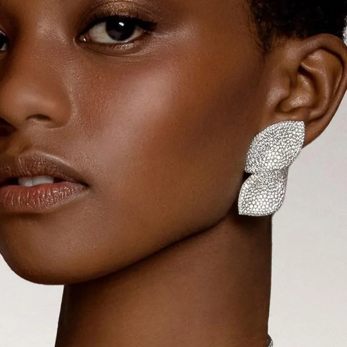 

Темпераментные серьги с лесными листьями для женщин, простые легкие роскошные высококачественные серьги со стразами, модные универсальные серьги для банкетов