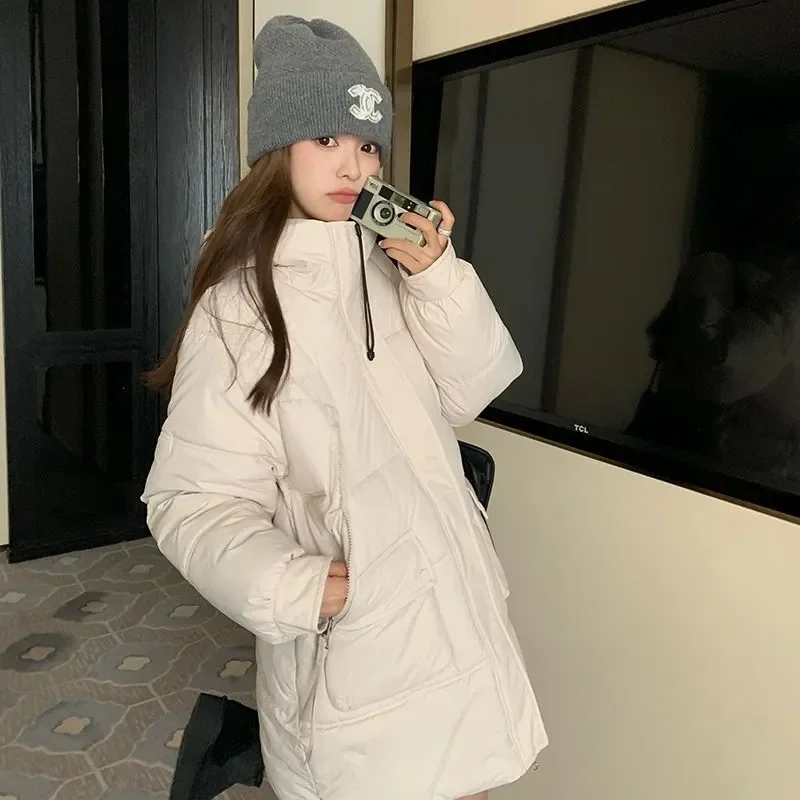 Cappotto invernale stile coreano imbottito in cotone ispessito vestibilità ampia lungo nuovo modello 2025 piumino imbottito con cappuccio abbigliamento da neve JJ535